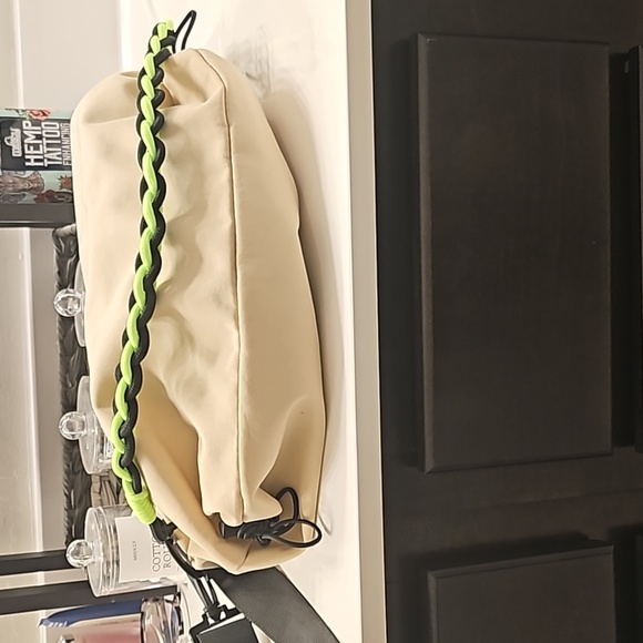 Slouchy tan crossbody - Picture 8 of 8